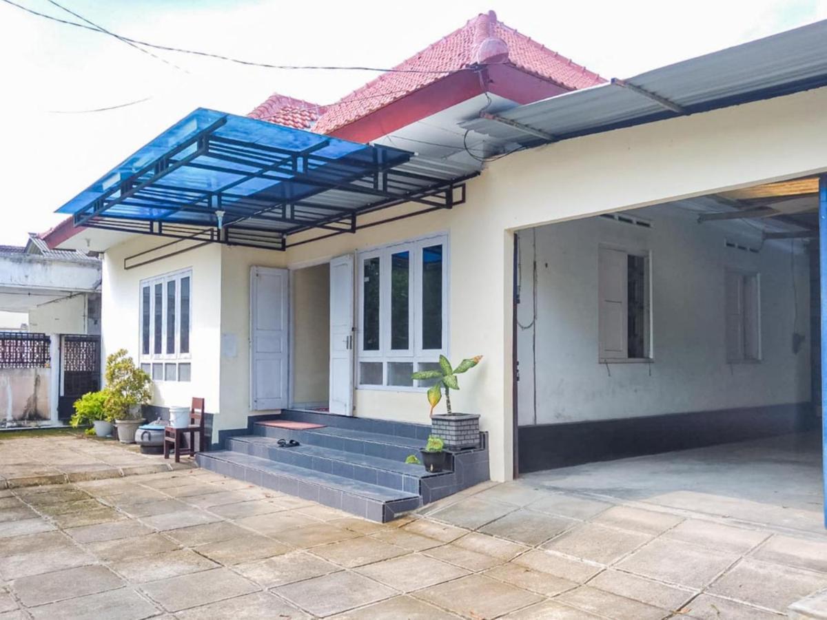 Hotel Reddoorz Syariah At Griya Soeratin Pacitan Extérieur photo