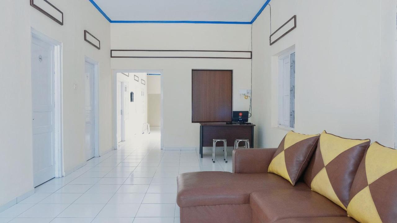 Hotel Reddoorz Syariah At Griya Soeratin Pacitan Extérieur photo